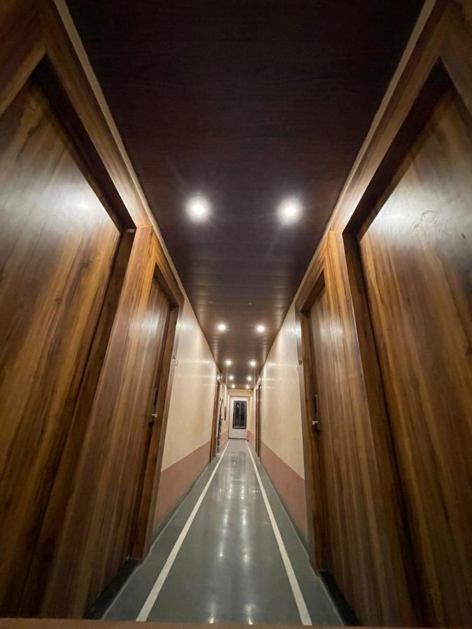Hotel Vardhan ศิลวัสสา ภายนอก รูปภาพ